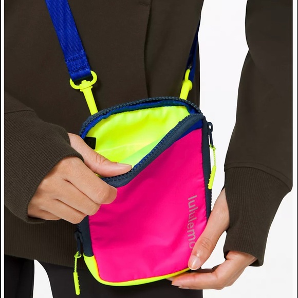 LTD EDITION LULULEMON EASY ACCESS BELT/CROSSBODY BAG🌈 - Picture 3 of 6